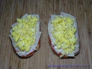 Bruschette con formaggio e uova