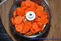 Mettere carote e zucchine nel boccale del frullatore